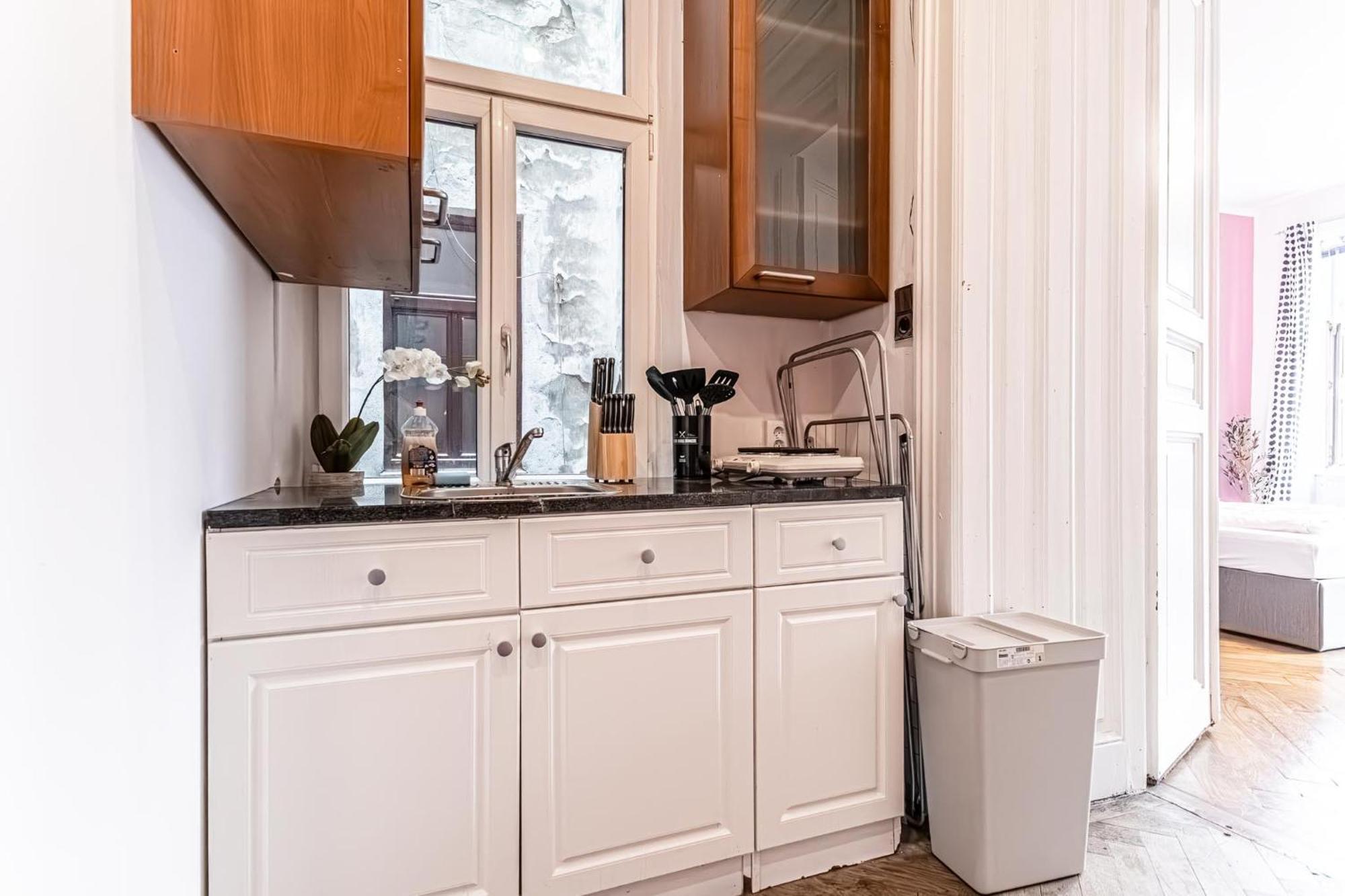 וינה Lovely 1Br Apt. Near Akh Hospital מראה חיצוני תמונה