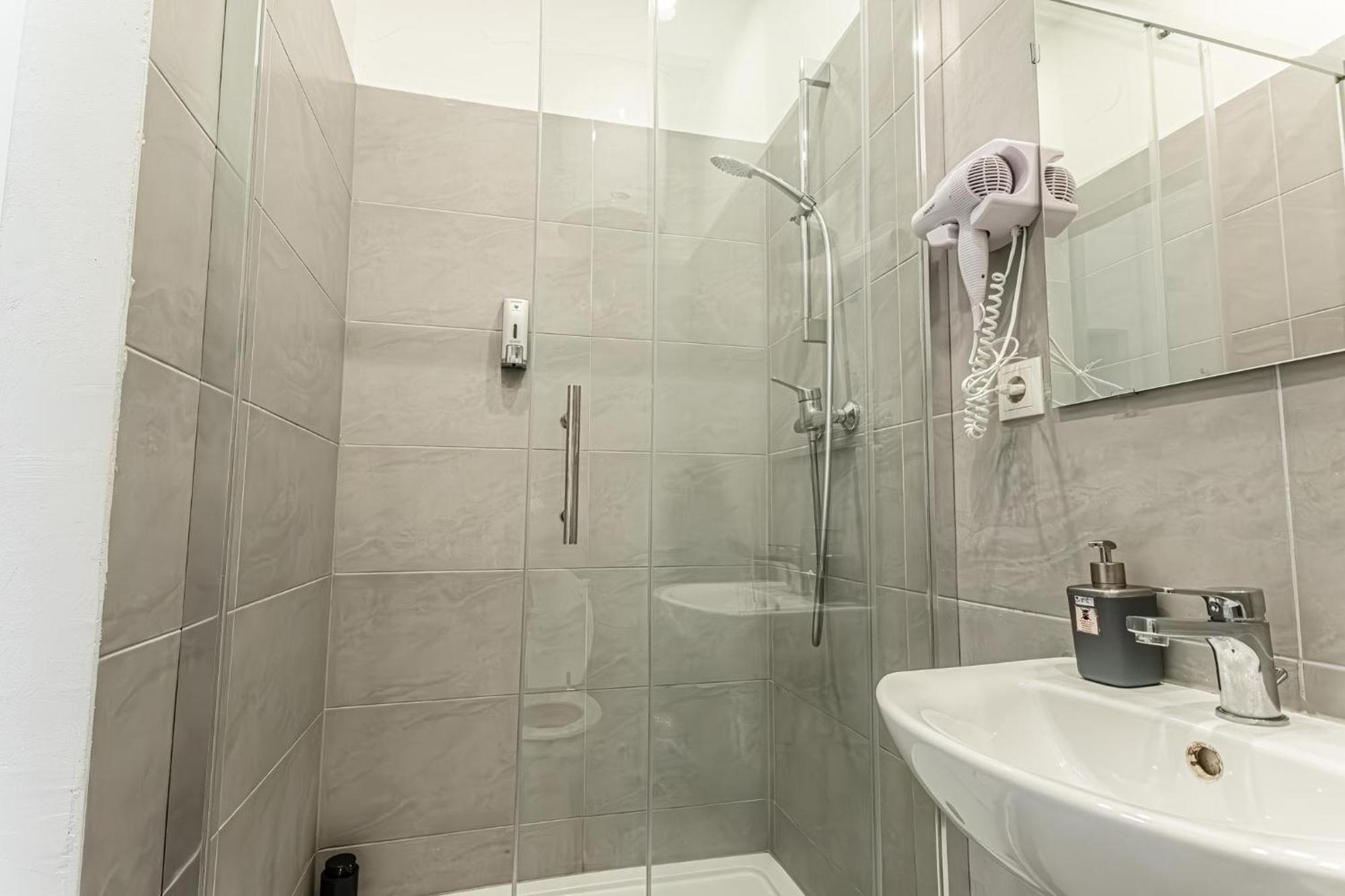וינה Lovely 1Br Apt. Near Akh Hospital מראה חיצוני תמונה