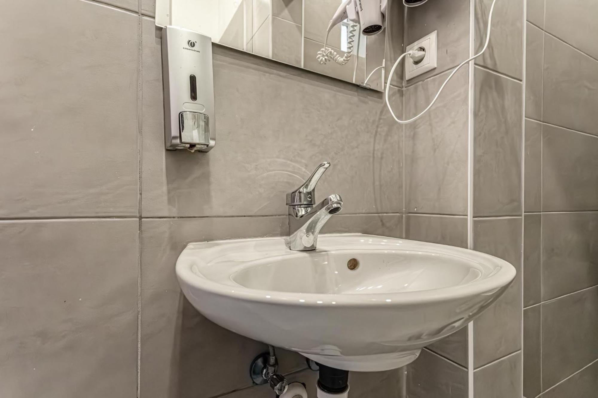 וינה Lovely 1Br Apt. Near Akh Hospital מראה חיצוני תמונה
